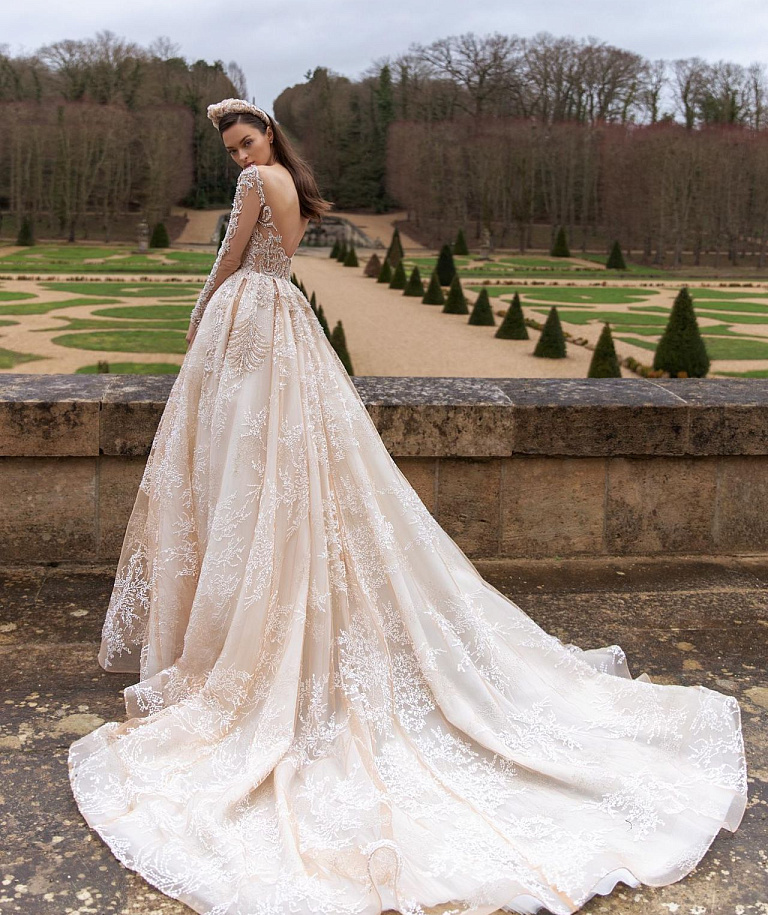 Роскошное свадебное платье со шлейфом