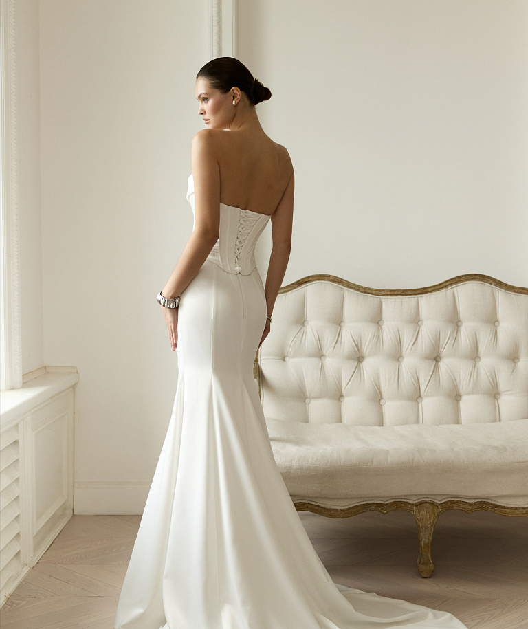 Атласное свадебное платье со съемными жемчужными бретелями