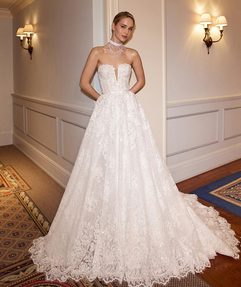 Пышное кружевное свадебное платье со съемным болеро