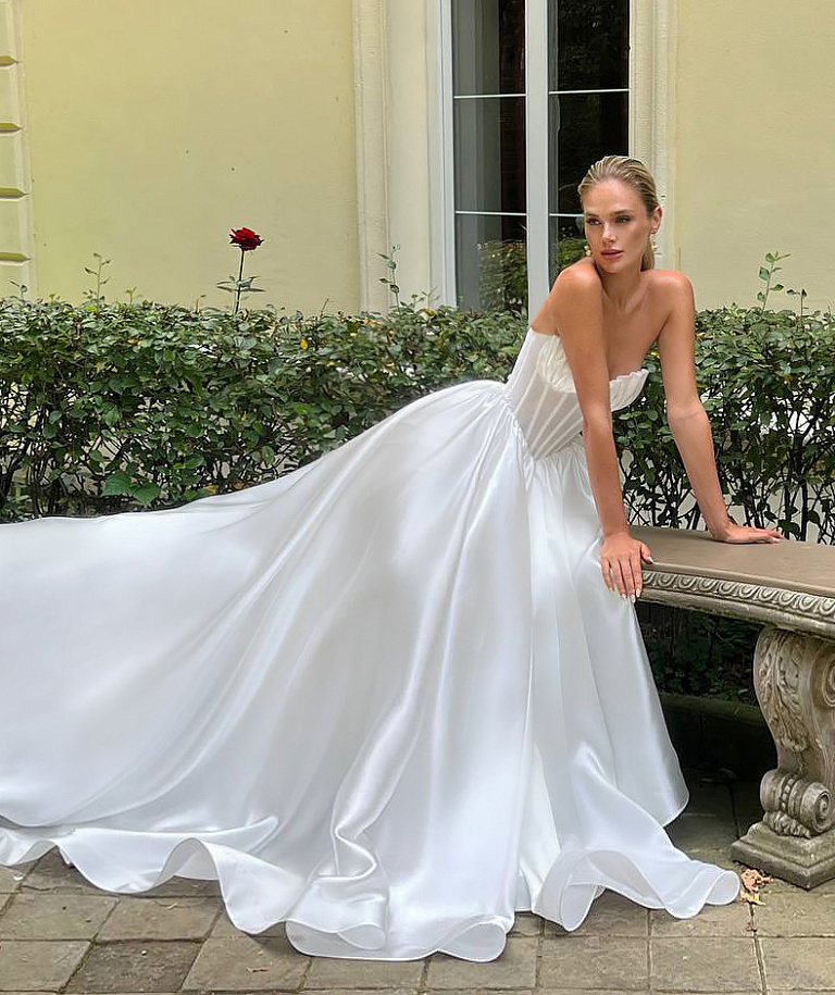 Свадебное платье с красивой драппировкой по чашкам