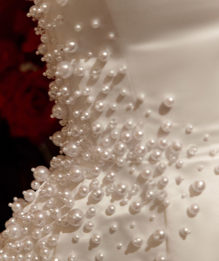 Атласный свадебный комплект с баской расшитый жемчугом