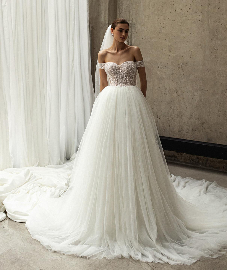 Пышное свадебное платье с открытыми плечами и корсетом
