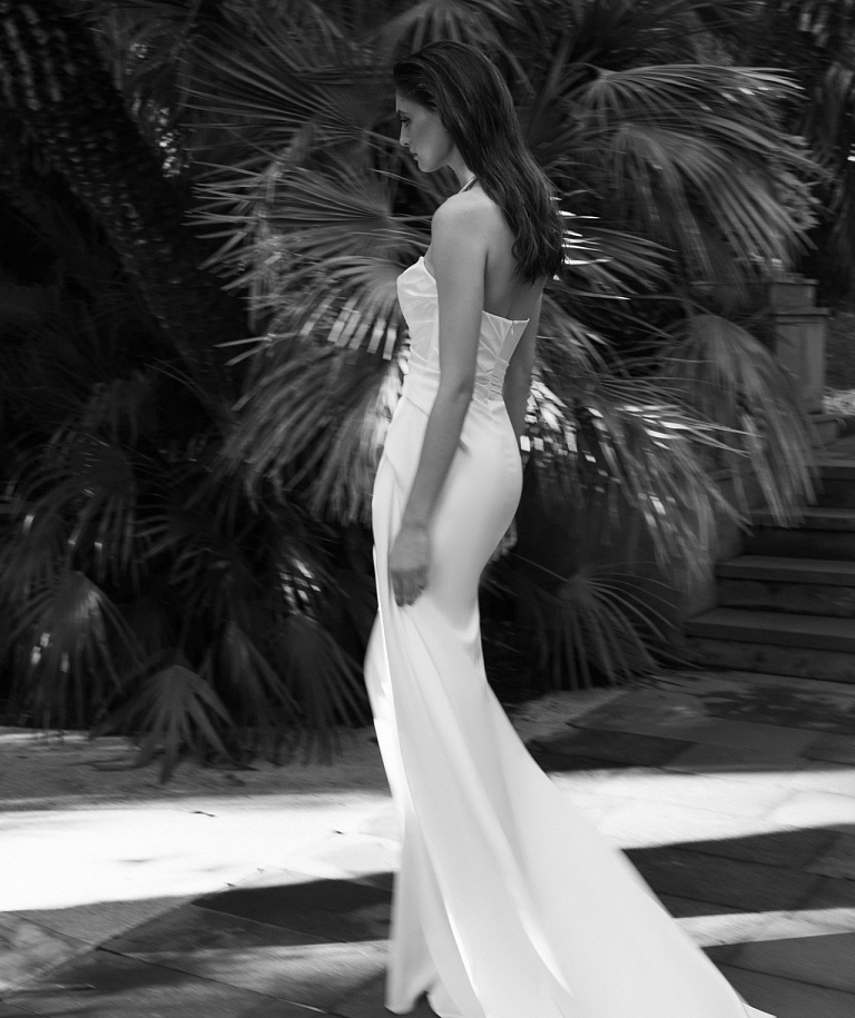 Атласное свадебное платье со сборкой на талии