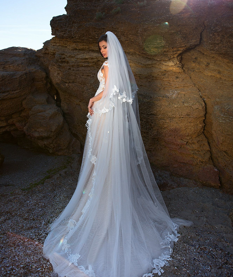 Свадебная фата с цветами расшитыми пайеткой