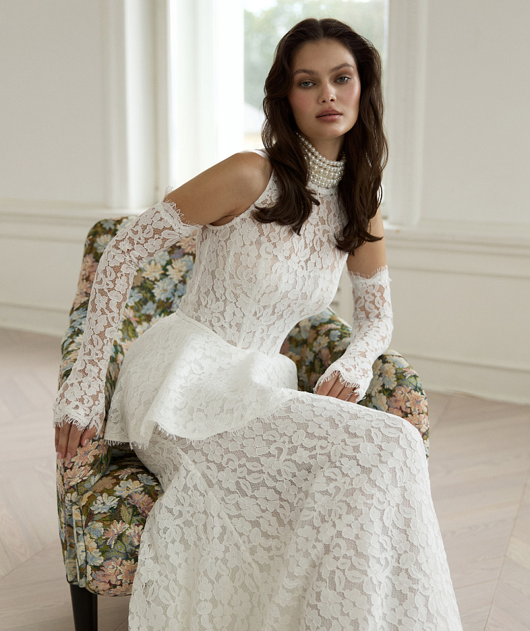 Кружевное закрытое свадебное платье с баской