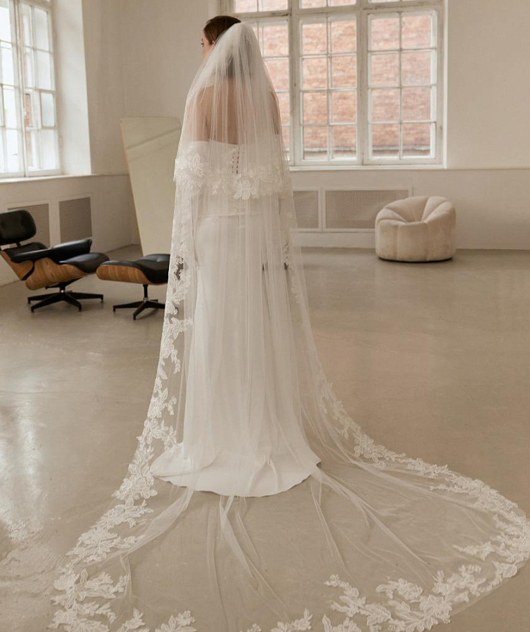 Атласное свадебное платье с кружевной баской