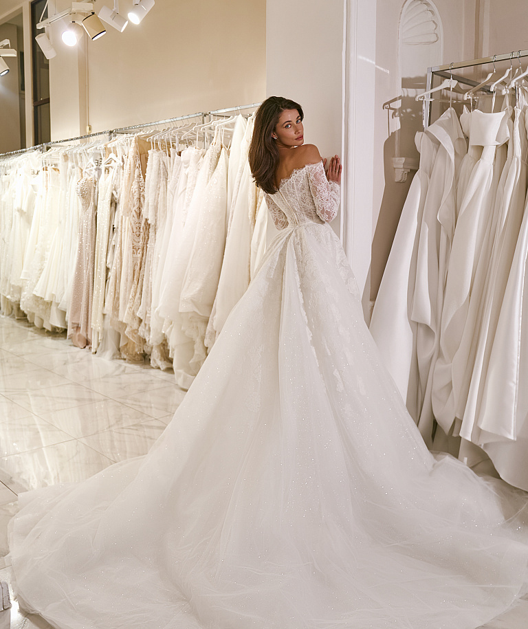 Изысканное кружевное платье со съемным шлейфом