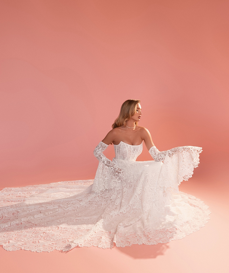 Кружевное свадебное платье со рукавами-клешь