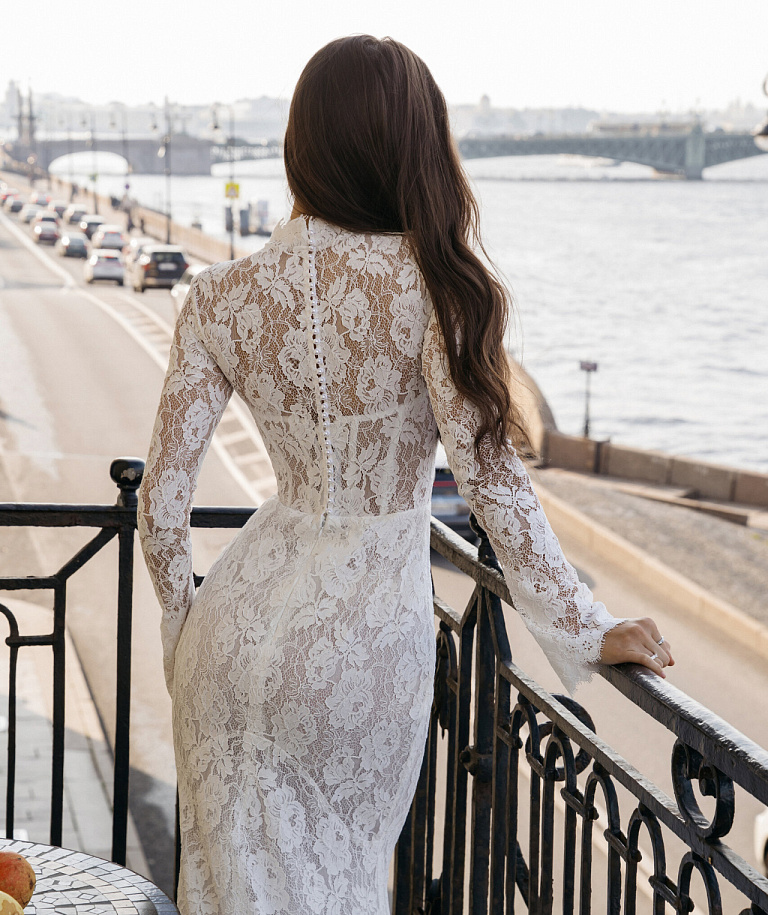 Кружевное свадебное платье рыбка с рукавами