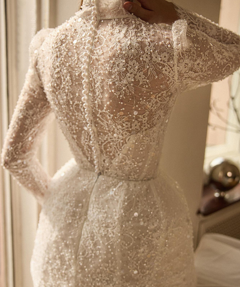 Закрытое свадебное платье мини с юкой-тюльпан