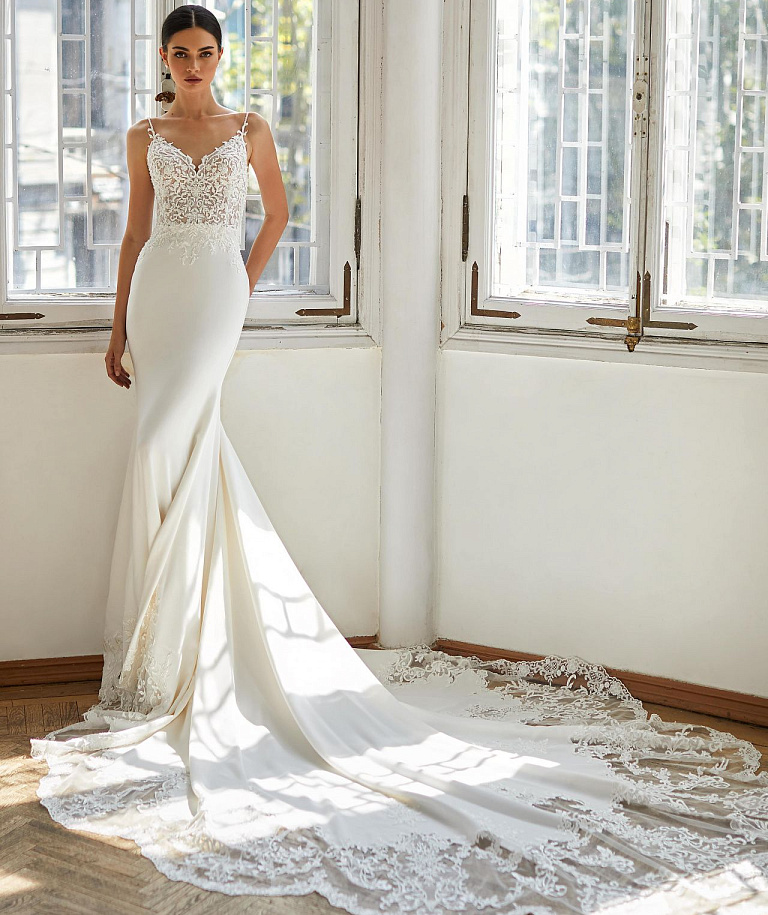 Свадебное платье русалка с длинным кружевным шлейфом