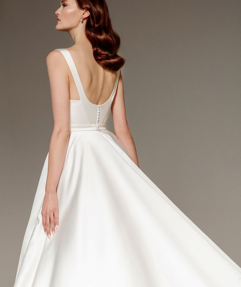 Атласное свадебное платье с квадратным вырезом