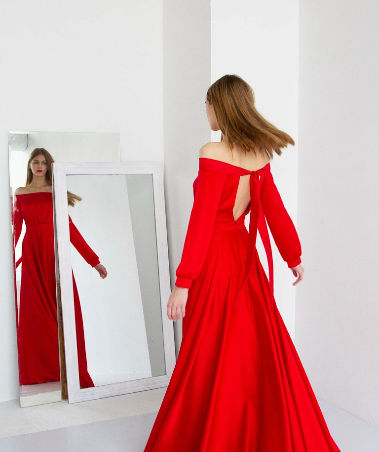 Шёлковое красное платье с рукавами