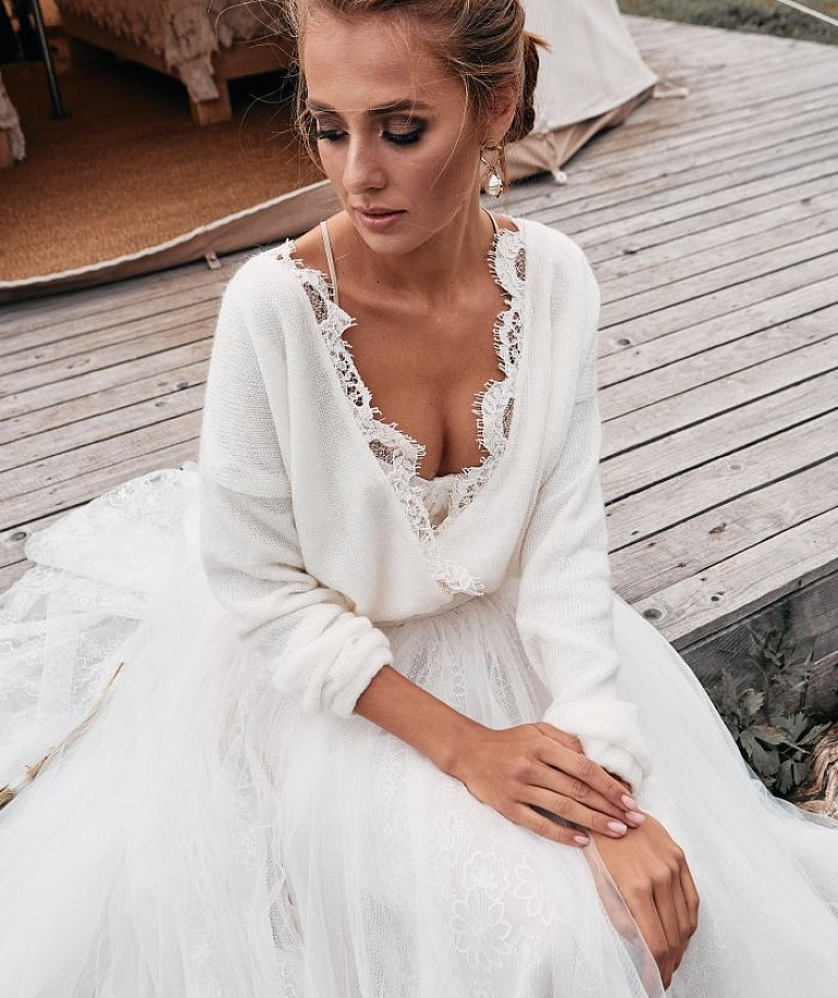 Молочный свитер с кружевом