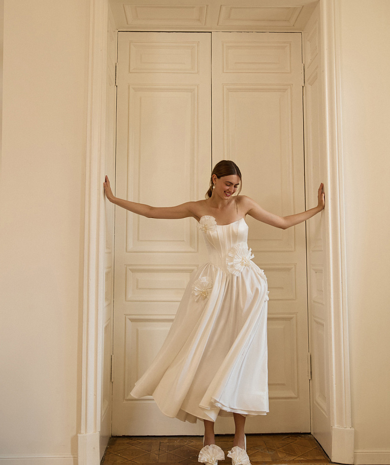 Атласное свадебное платье с подъюбником формы панье