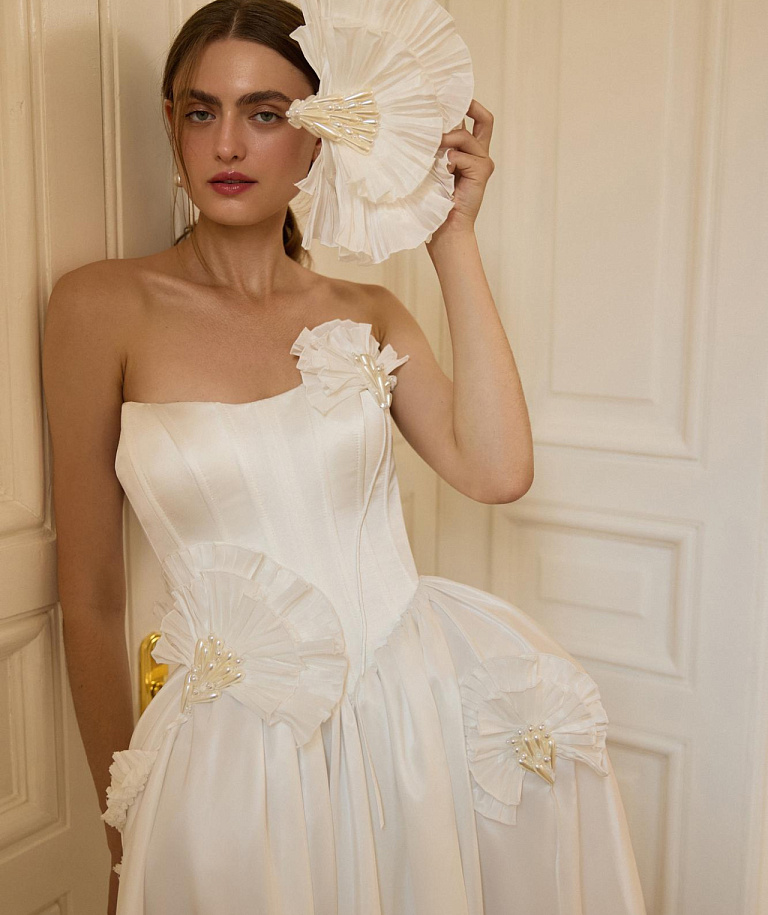 Атласное свадебное платье с подъюбником формы панье