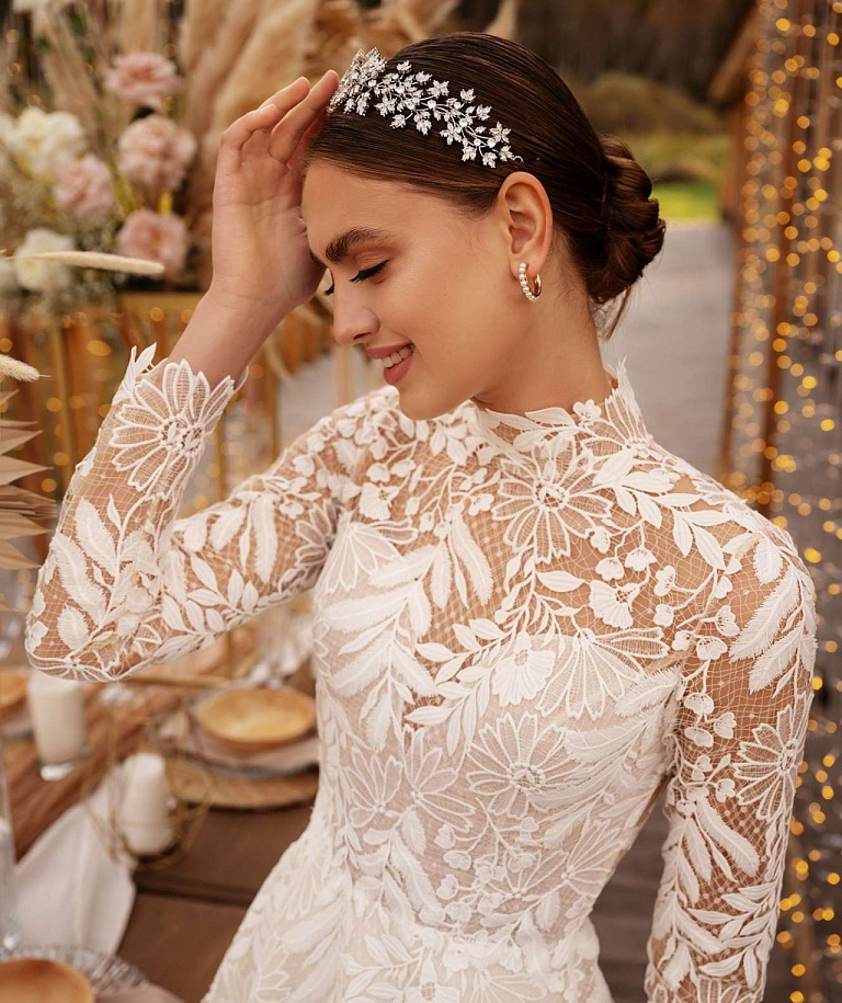 Закрытое свадебное платье в хлопковом кружеве