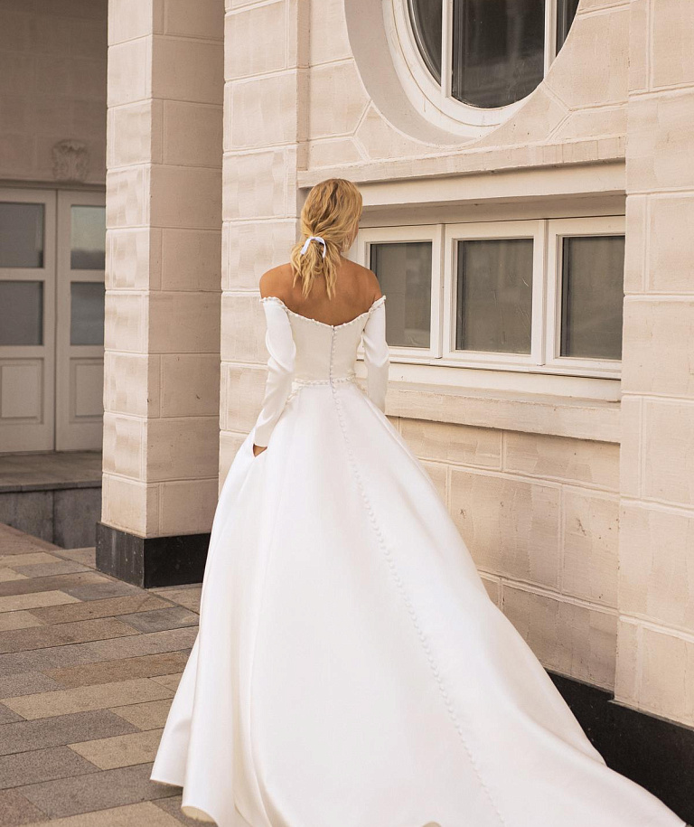 Атласное свадебное платье с рукавами и открытыми плечами