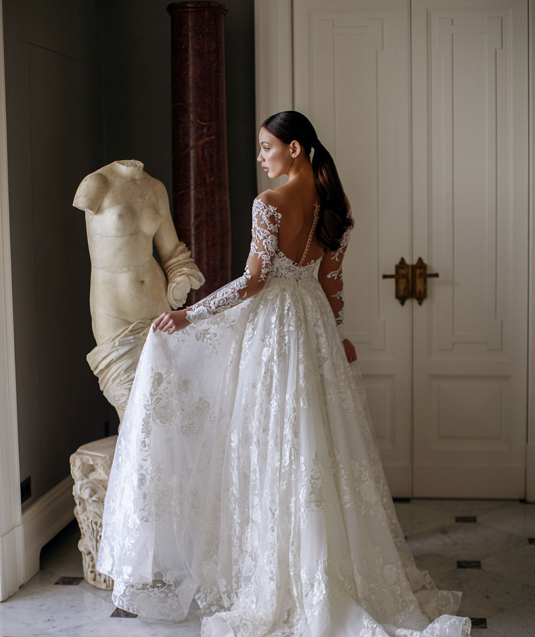 Роскошное кружевное свадебное платье со шлейфом