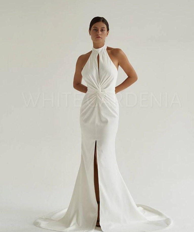 Минималистичное свадебное платье с американской проймой