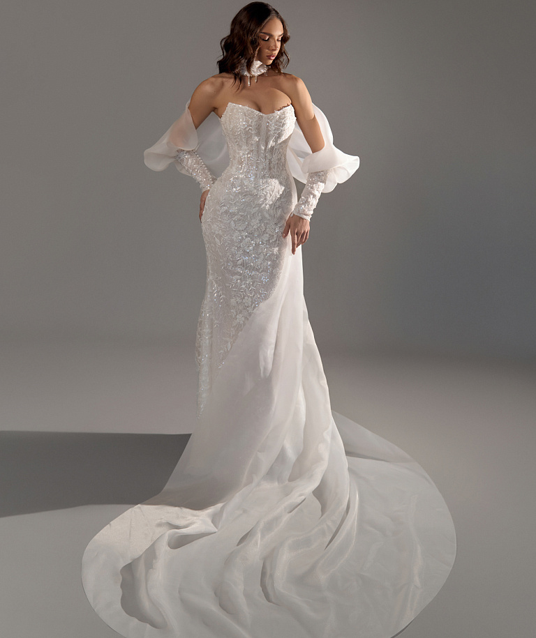 Кружевное свадебное платье с кейпом