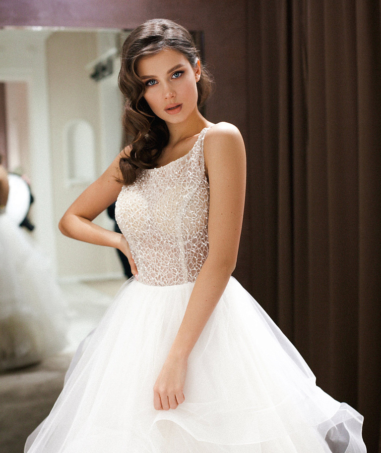 Пышное свадебное платье с воланами и открытыми плечами