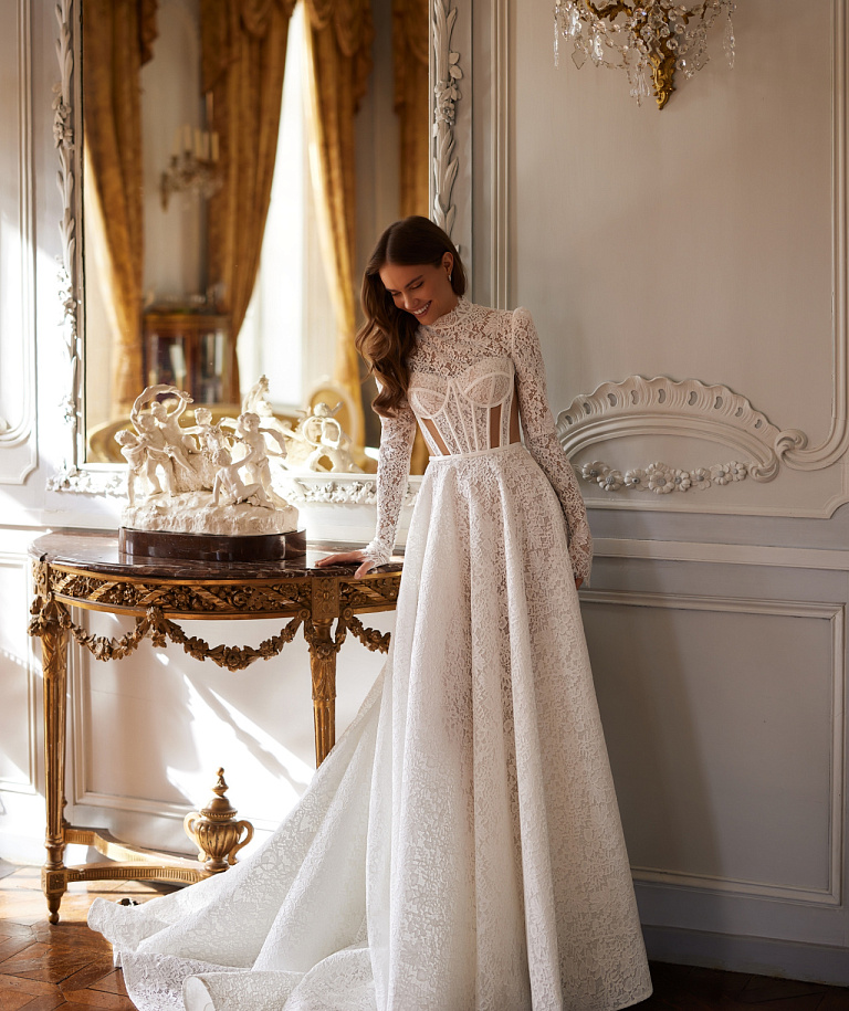 Закрытое кружевное свадебное платье с прозрасными вставками на корсете