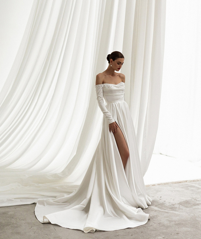 Роскошное атласное свадебное платье с длинным рукавом