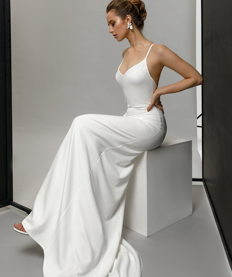 Минималистичное свадебное платье на бретелях
