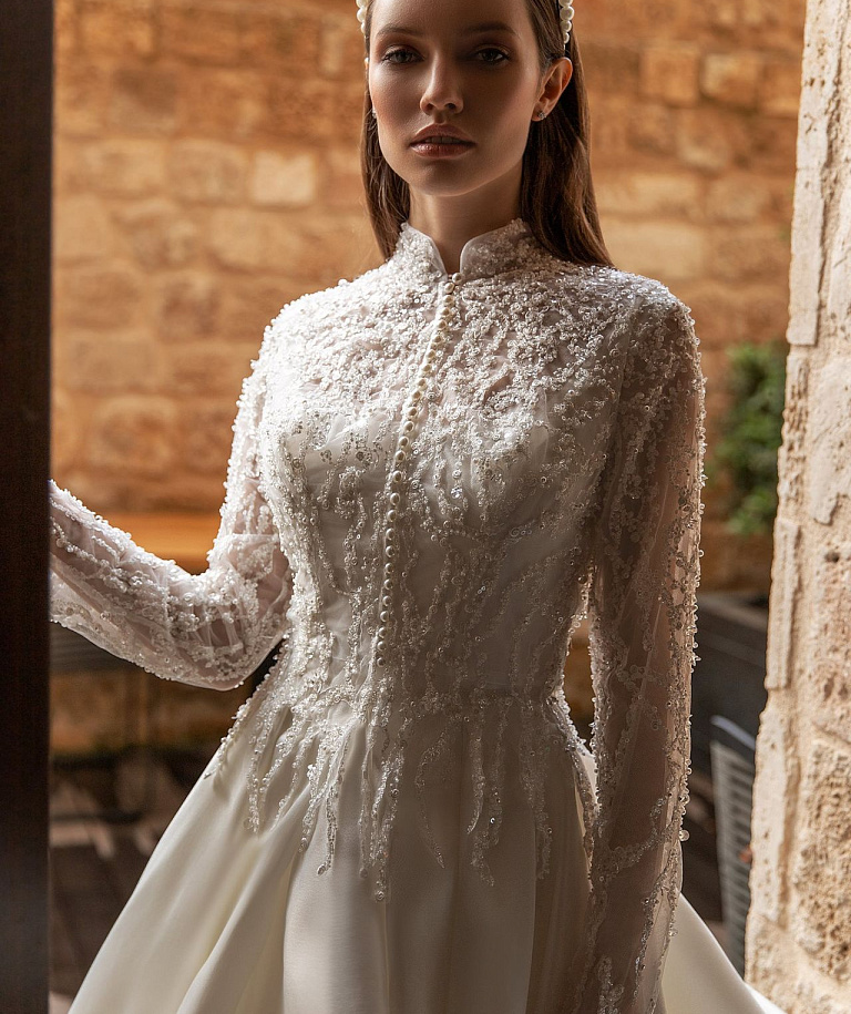 Атласное свадебное платье с открытой спиной