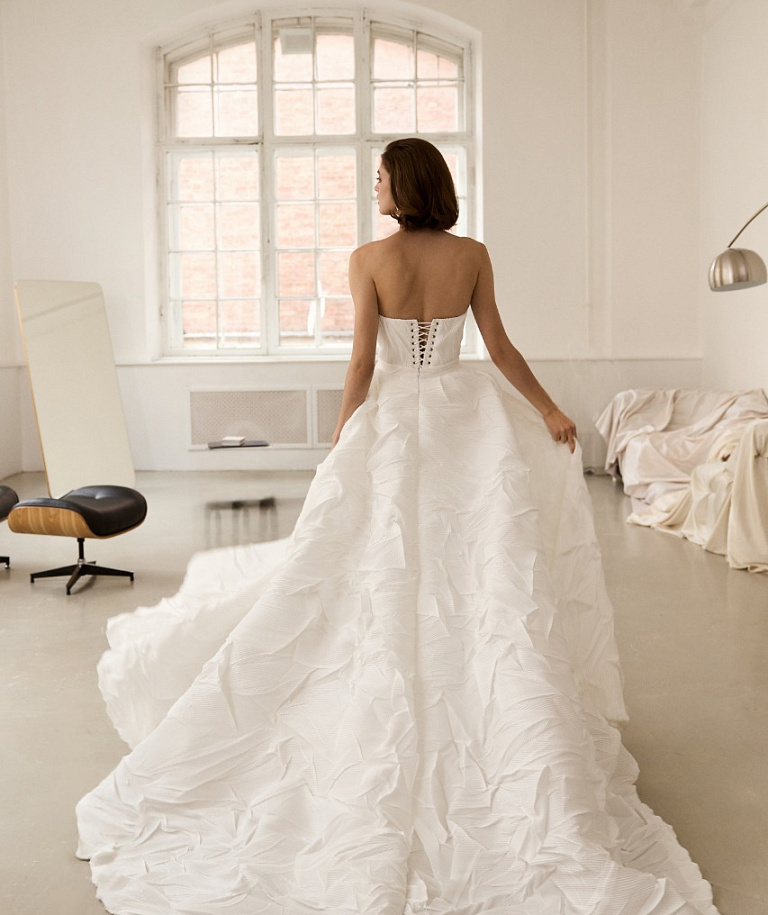 Стильный свадебный комплект со съемным шлейфом из дизайнерской ткани