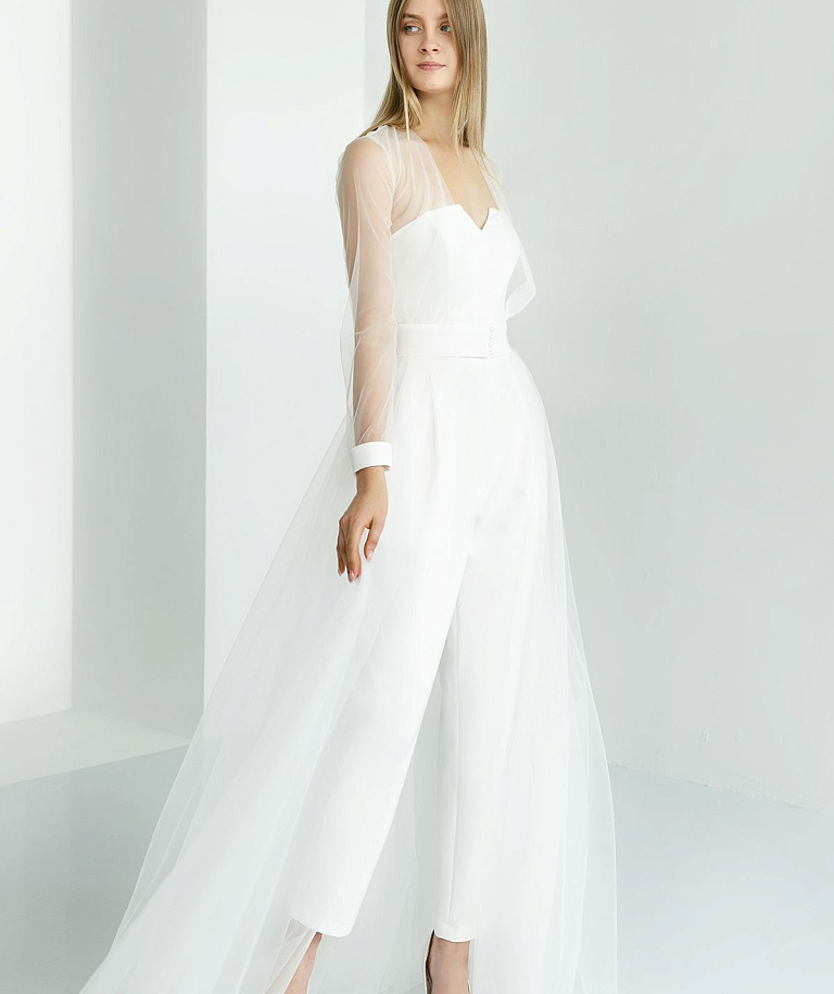 Белый брючный комбинезон с накидкой