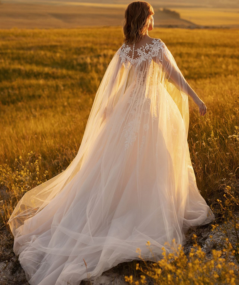 Кружевное свадебное платье с кейпом