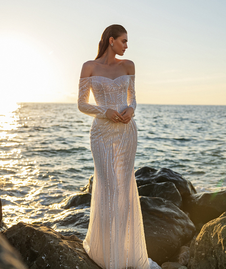 Свадебное платье русалка с рукавами и открытыми плечами