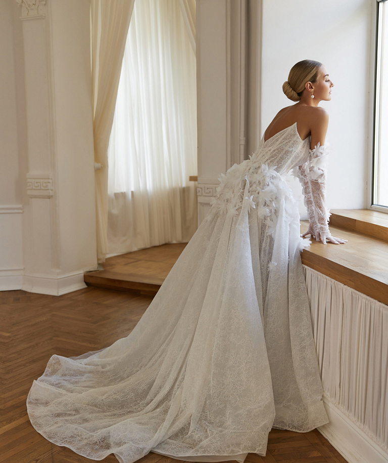 Эффектное свадебное платье с объемными цветками