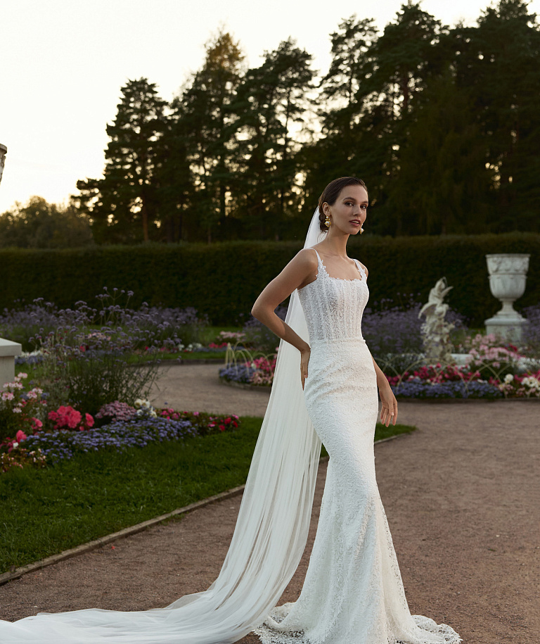 Кружевное платье с квадратным вырезом на бретелях