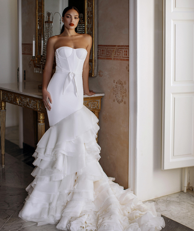 Роскошное свадебное платье с многоярусной юбкой