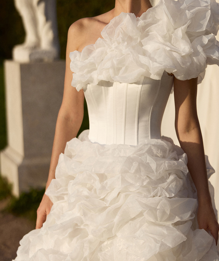 Пышное платье из дизайнерской ткани с атласным корсетом