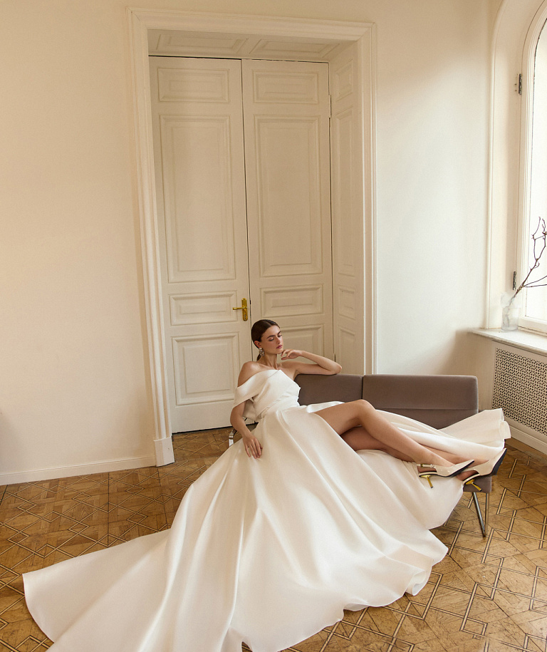 Пышное свадебное платье с ассиметричным верхом