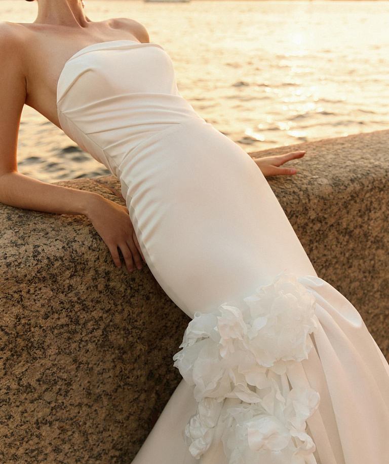 Роскошное свадебное платье русалкая с объемными цветами