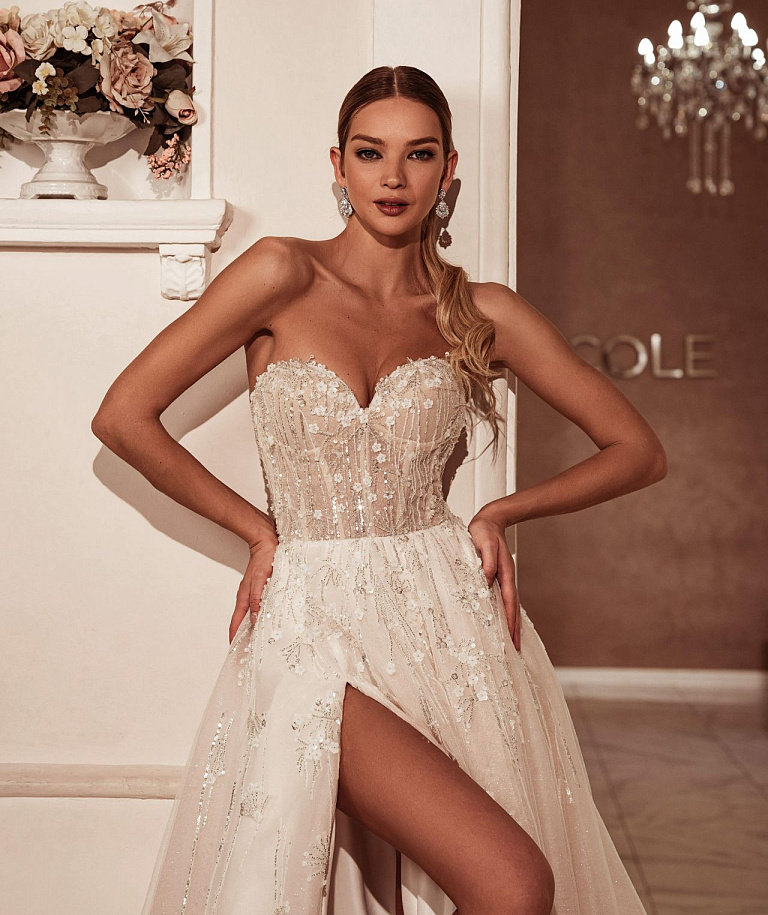 Блестящее свадебное платье с вырезом сердечком