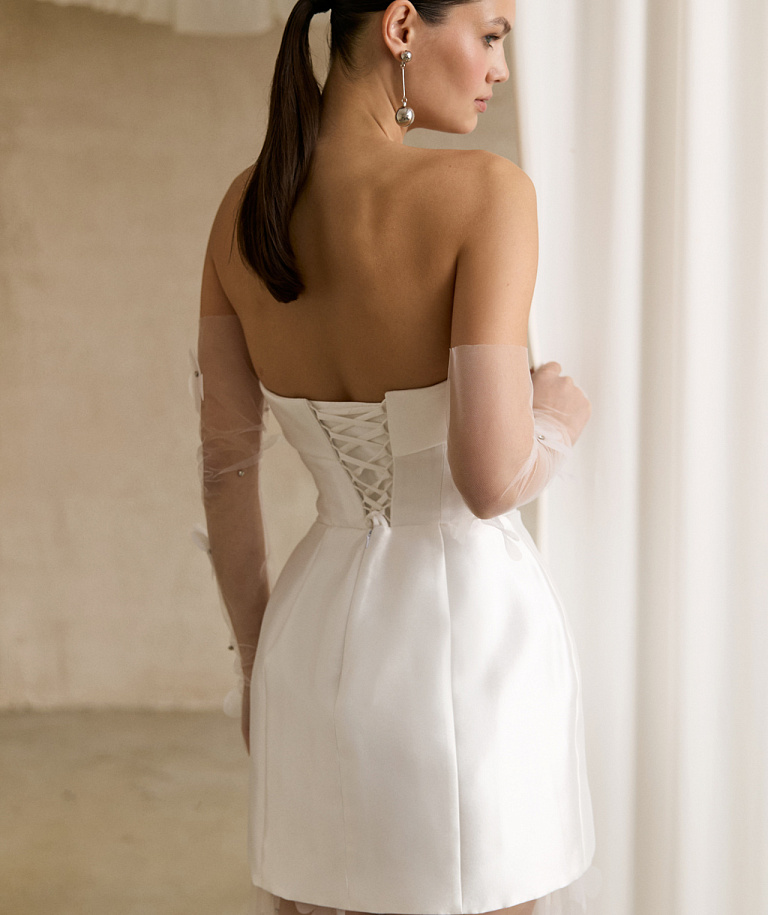 Стильное свадебное платье из микадо с прозрачной юбкой