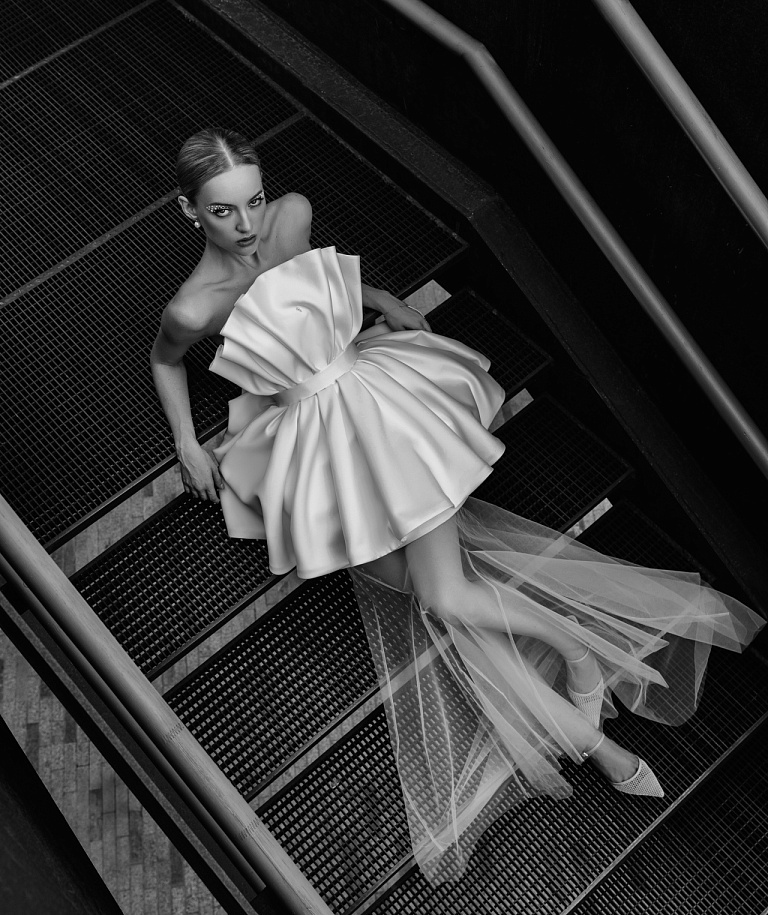 Свадебное платье мини с вертикальной драпировкой в форме «ракушки