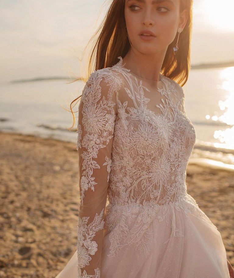 Легкое свадебное платье с прозрачными  рукавами