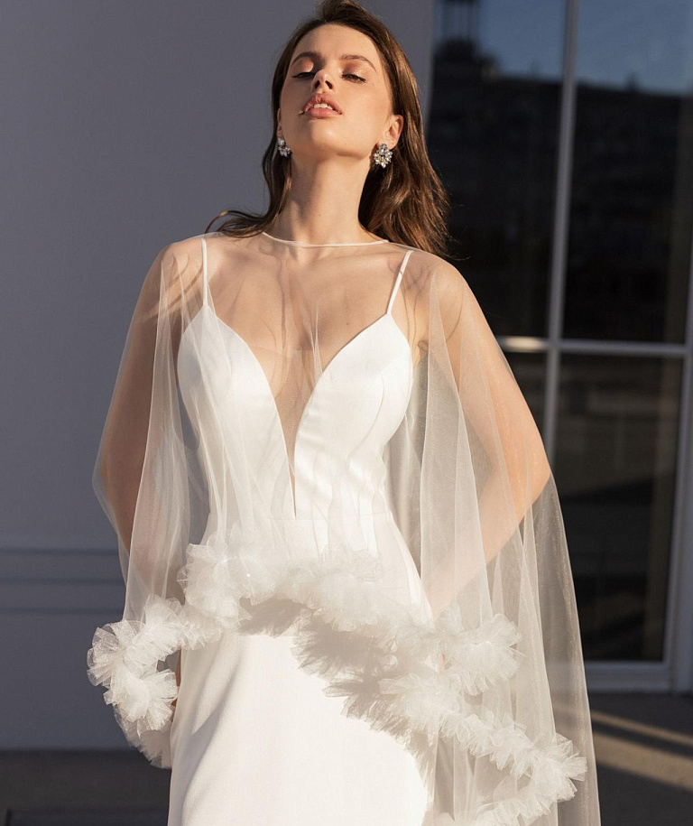 Атласное свадебное платье с кейпом