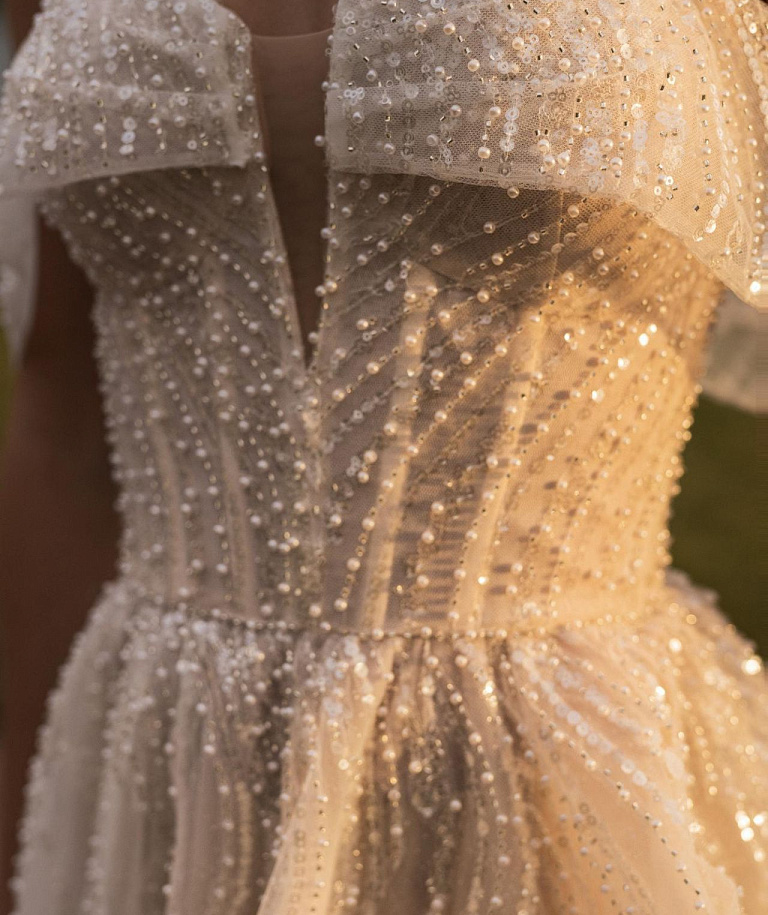 Изысканное свадебное платье с расшитым кружевом