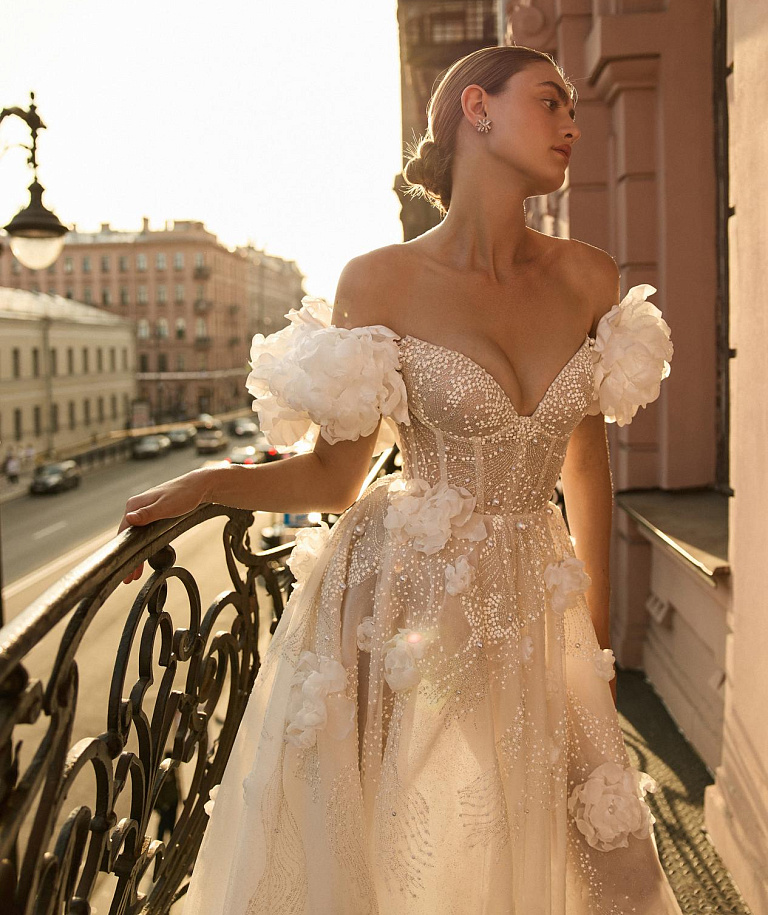 Нежное свадебное платье с декором из 3Д цветов