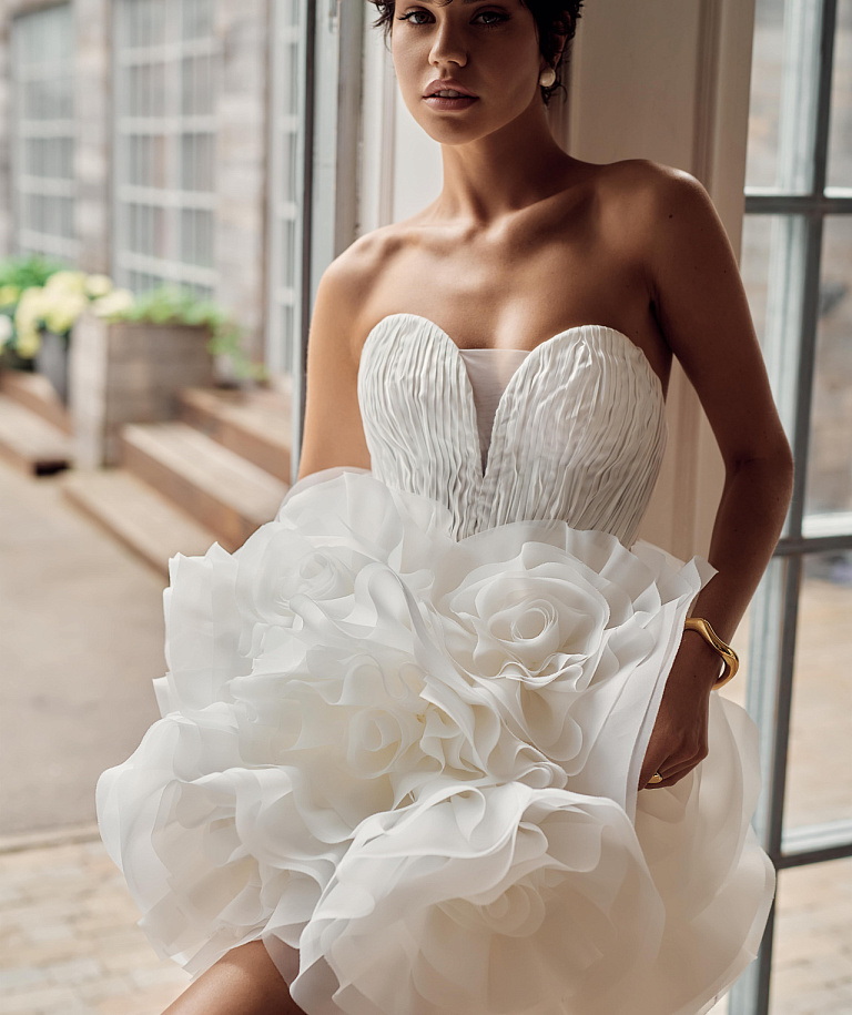 Свадебное платье мини с пышной юбкой из цветов