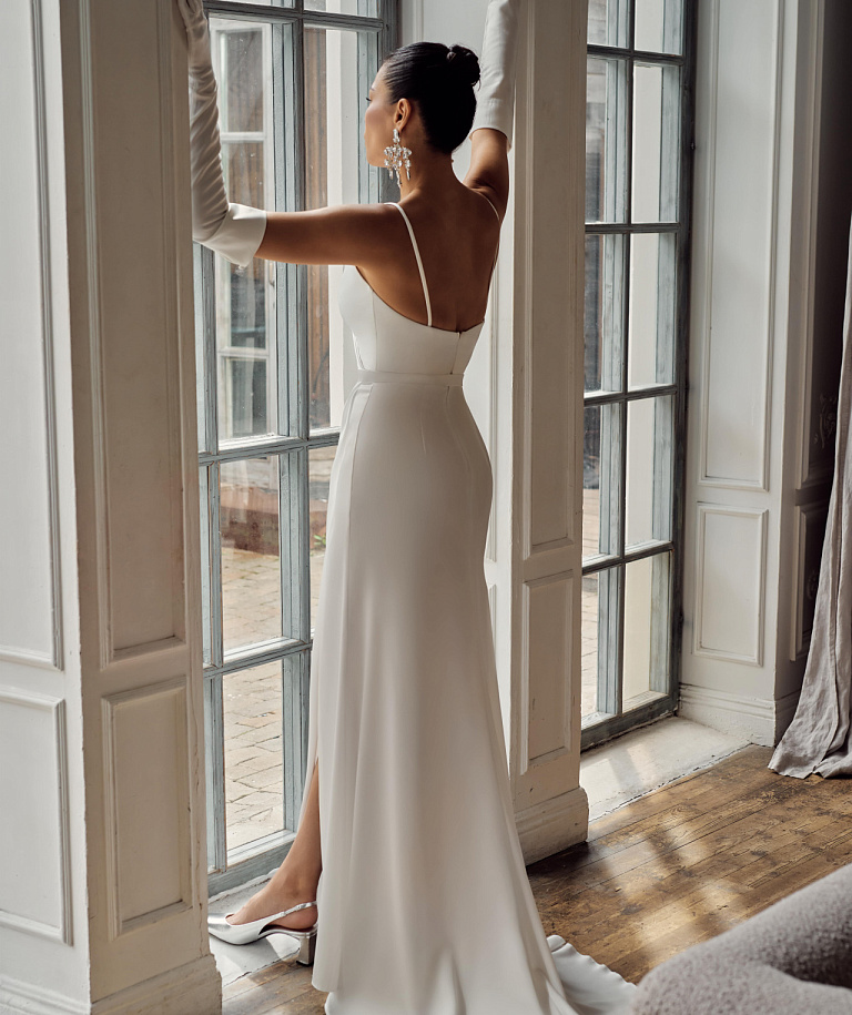 Нежное свадебное платье на тонких лямочках