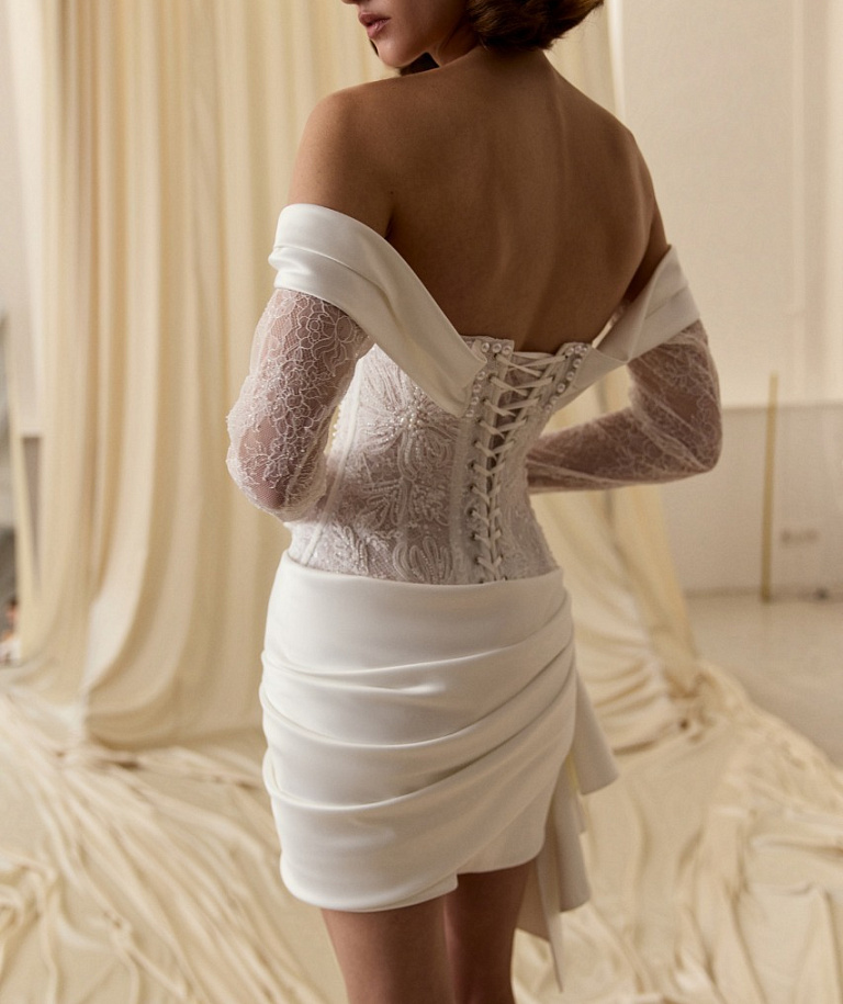 Короткое атласное платье с кружевным корсетом и перчатками